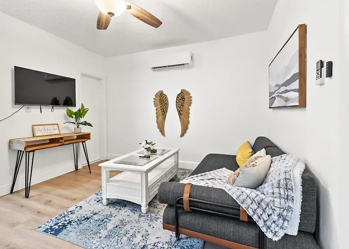 Intimate Casita Mia Minutes Away From Airport, Calle 8, Brickell, Coral Gables, The Beach And More!